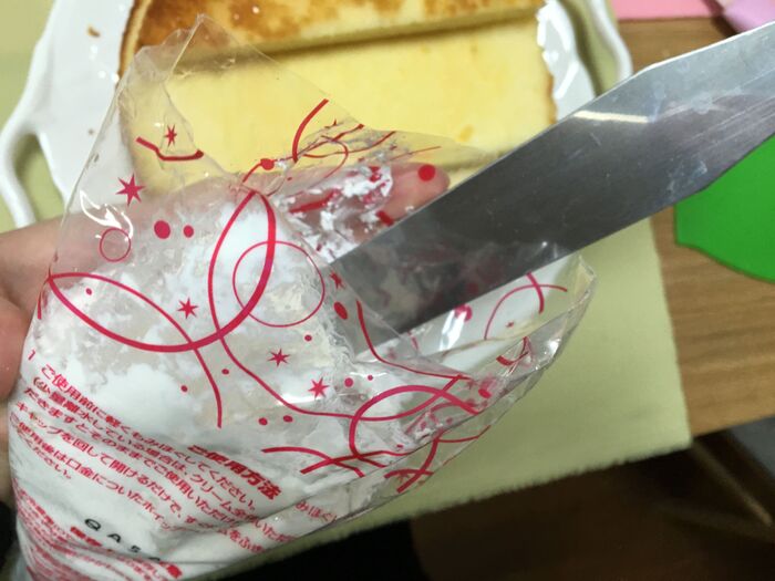 ホイップの袋の上をカットし、クリームをすくって塗る。