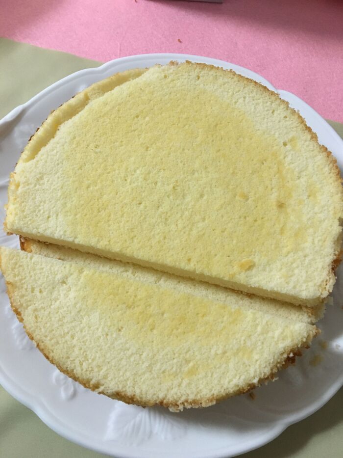 スポンジの上段の下3分の1くらいをカット。