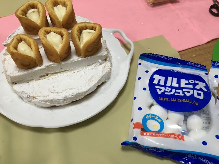 顔に見立てる丸いマシュマロを乗せていきます。