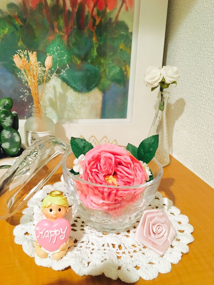 バランスを見ながら、グルーガンで小花や葉を固定して完成です。