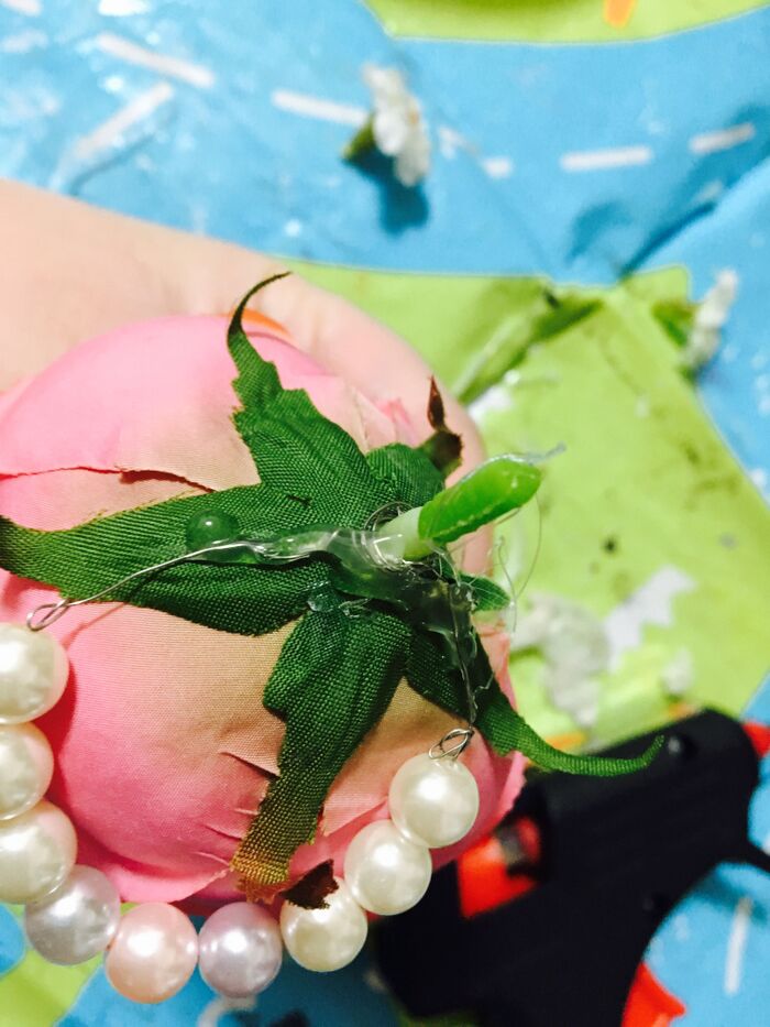 ワイヤーを造花の茎に括り、さらにグルーガンで固定。