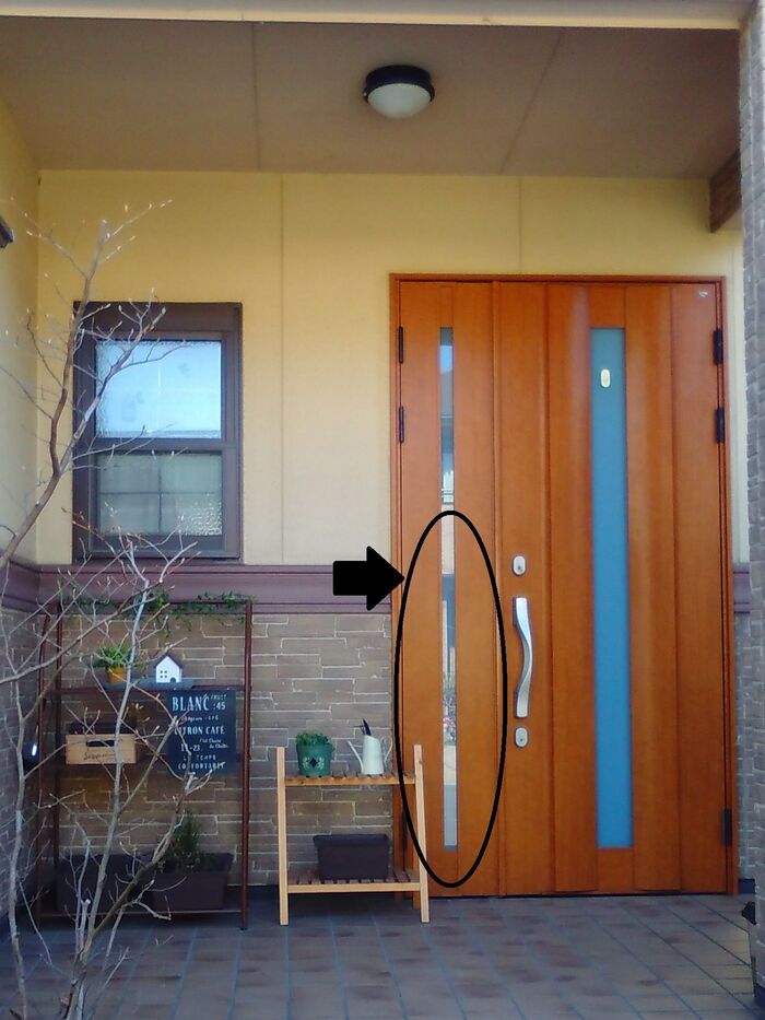 お客さまからは見えない位置に棚を設置