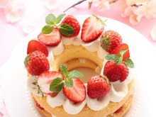 焼いてデコするだけ! 簡単☆華やかイチゴのリースケーキ♡