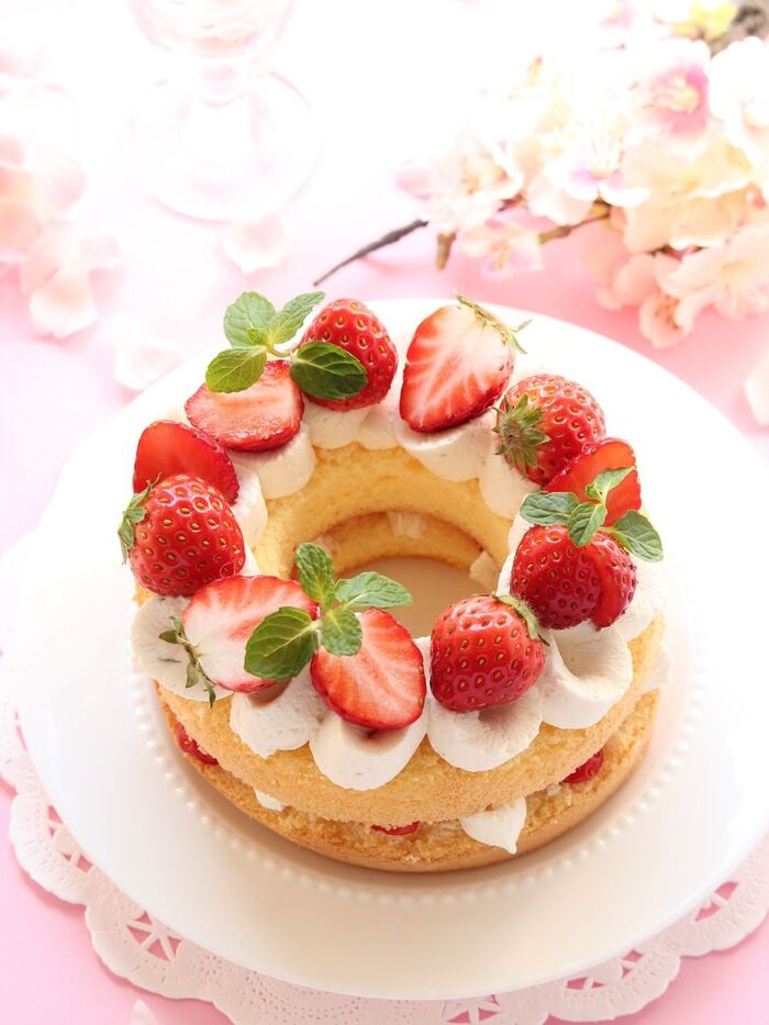 焼いてデコするだけ! 簡単☆華やかイチゴのリースケーキ♡