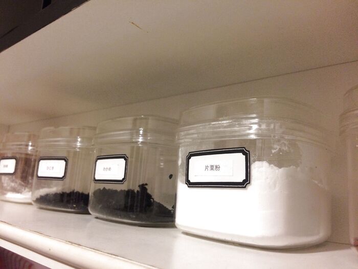 ダイソーのフタ開閉ワンタッチ容器で!乾物類をスッキリ収納