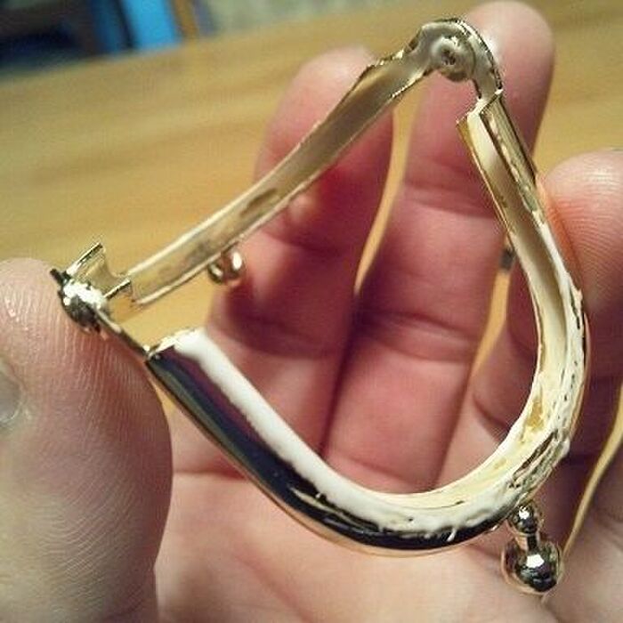がま口口金内側にボンドを塗ります