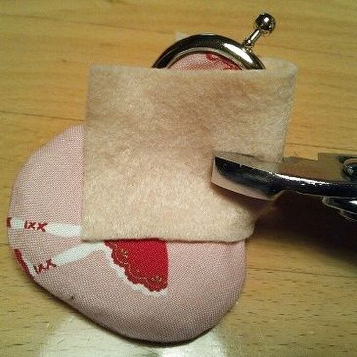 口金に本体を嵌め込みます