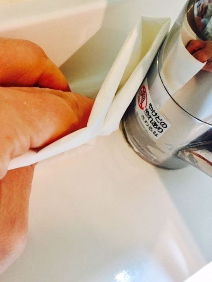 クリームを拭き取る