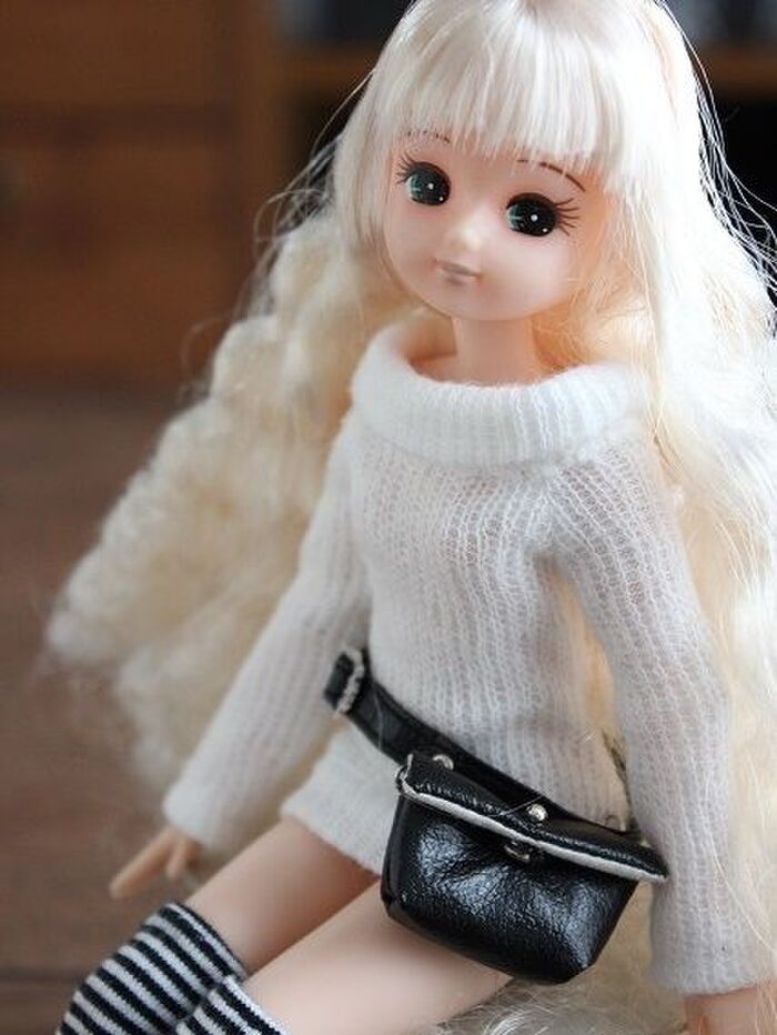 リカちゃん、暮らしニスタを目指す?!ダイソーのミニチュアダイニングチェアをペイント