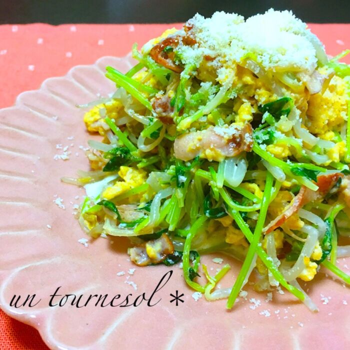 美肌効果に!フライパン1つで作れる♪豆苗カルボナーラサラダ