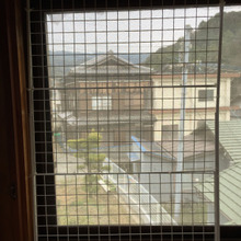 100均突っ張り棒を縦にしてワイヤーネットを固定!猫の脱走防止