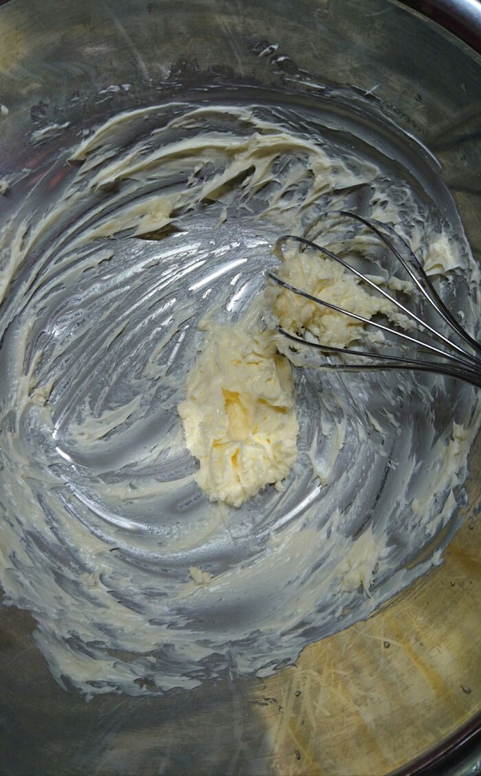 バターを泡立て器で柔らかくほぐします