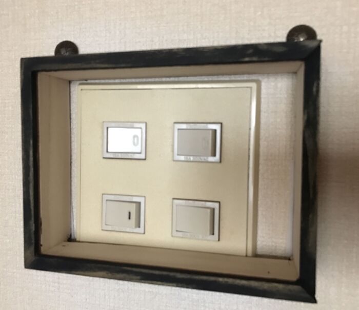 底板を外します。