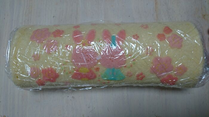 クリームやフルーツを巻いて落ち着かせたら完成です!