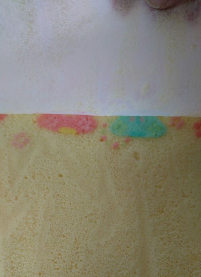 焼きあがったらケーキクーラーに絵が上になるように置きます