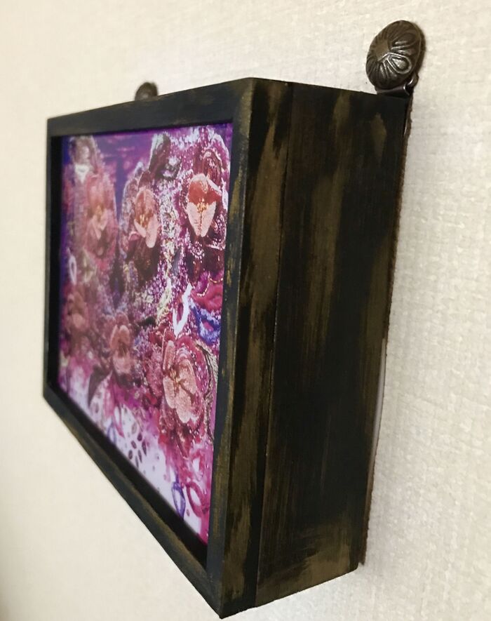 裏に三角吊金具を取りつけます。