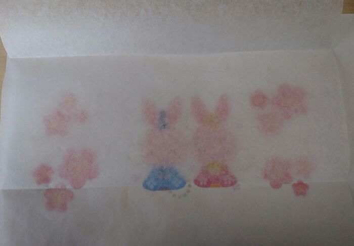 元絵の上にクッキングシートを重ねます