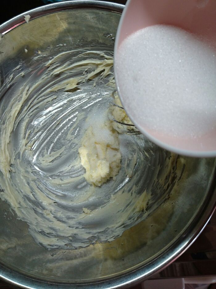 粉糖を少しずつ加えていきます