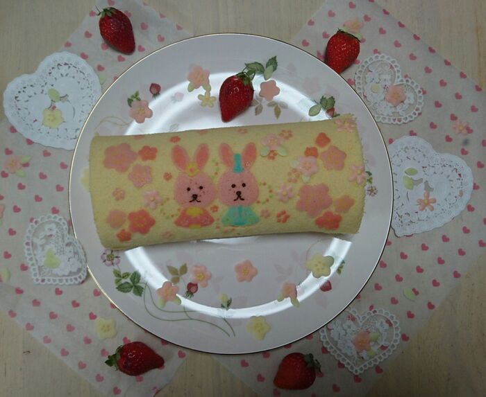 チョコで作った花や葉を散らして見ました(*^^*)