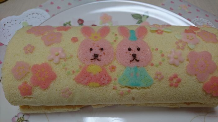 お雛様うさぎの目鼻口はチョコで書きました