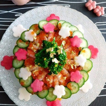 手作り鮭フレークと紅白の梅の花でラブリーなケーキ寿司