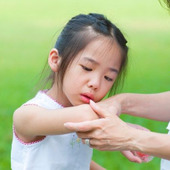 「子どもがお友達を噛んでしまった!」噛みつきの<原因>と<対処法>