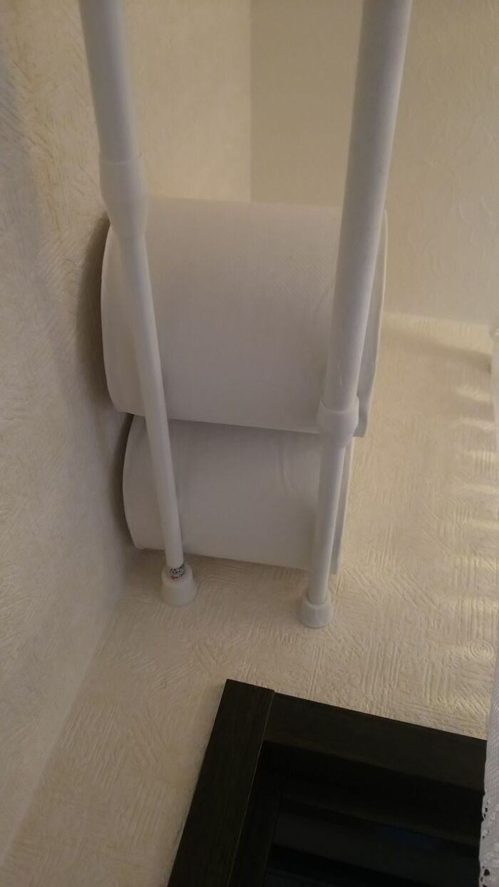 突っ張り棒2本を台に。