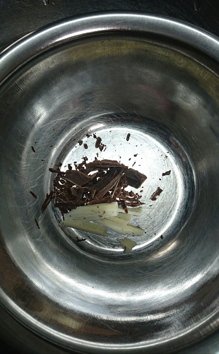 湯煎でチョコを溶かします