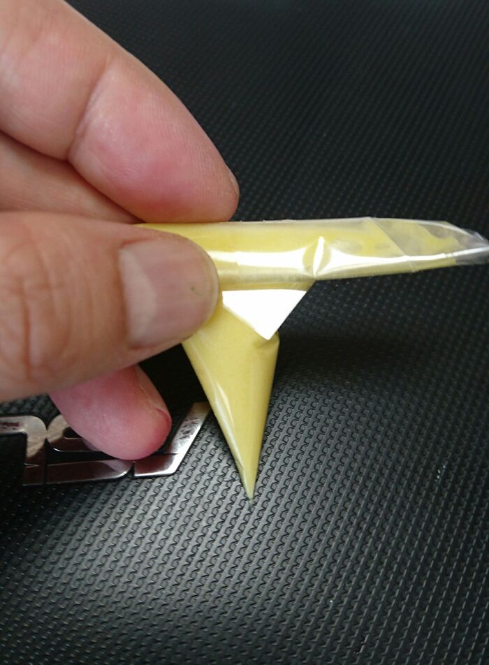 上から折り曲げるように巻いてセロハンテープで止めます