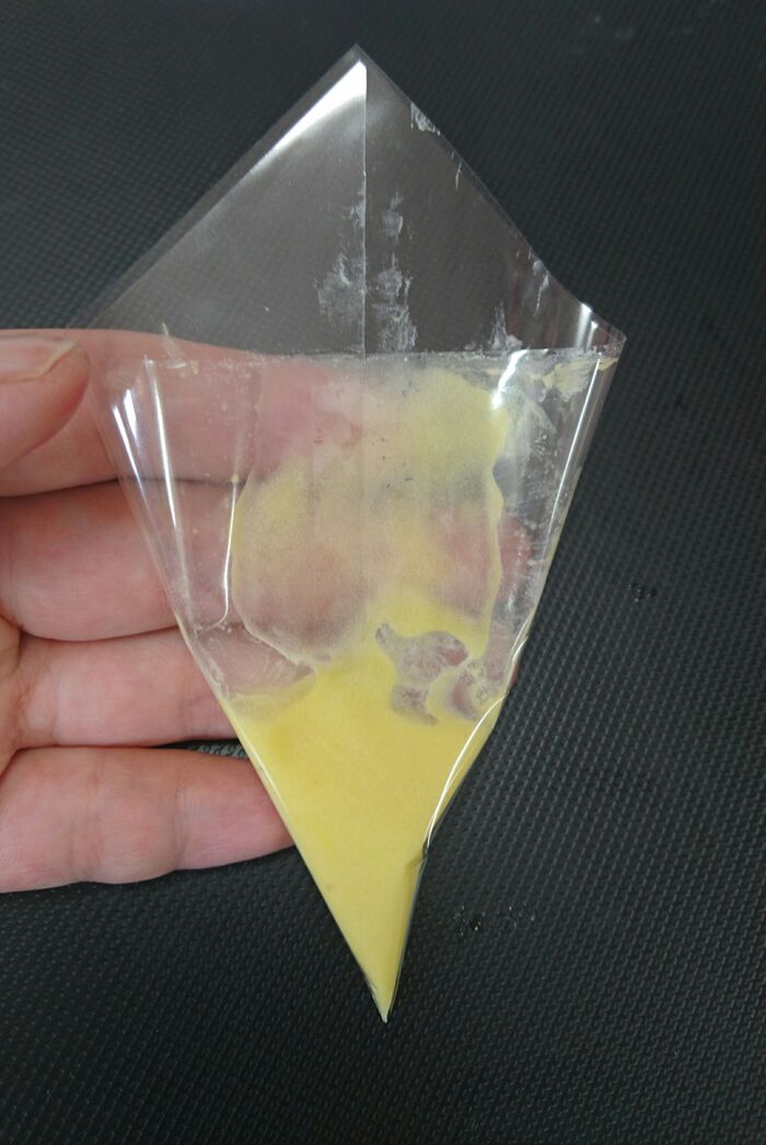 色が準備できたらコルネに入れていきます