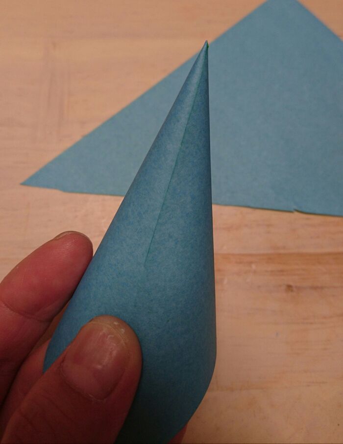 しっかり尖ったらセロハンテープで止めます