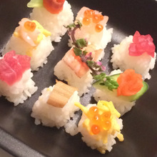 氷だけじゃないよ!製氷皿で作れちゃう「ひな祭り?キューブ寿司」