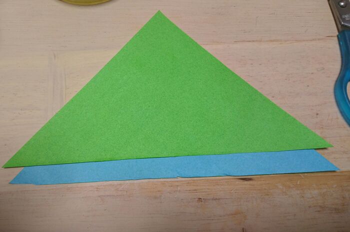 ハサミで切って三角形にします