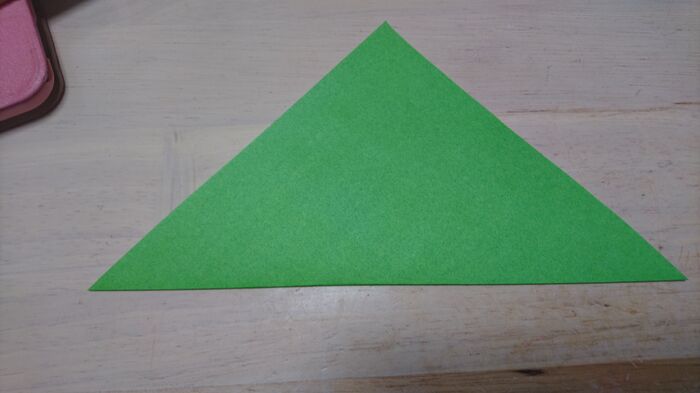 まずは半分に折ります