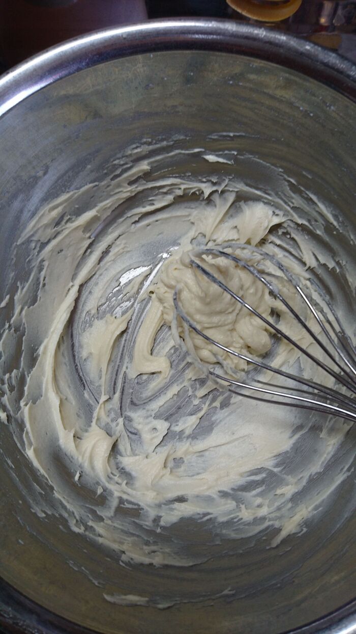 薄力粉を加え混ぜます