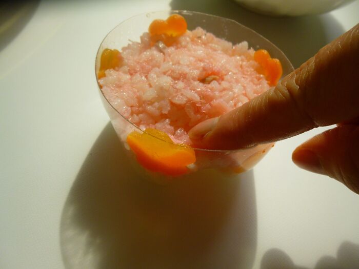 3色の酢飯を詰める。