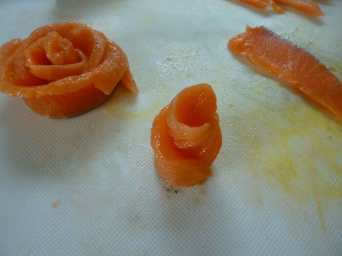 サーモンを巻いて薔薇の軸を作る。