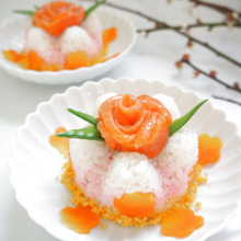ペットボトル活用♪お花が可愛い3色華ケーキ寿司