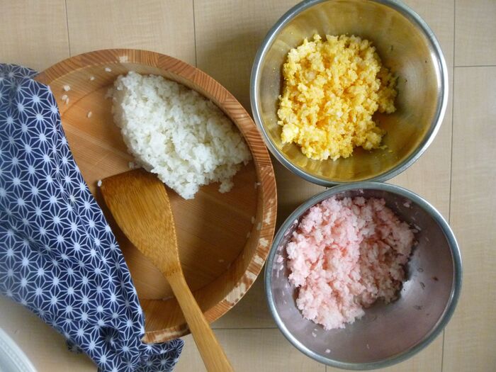 3色の酢飯を作る。