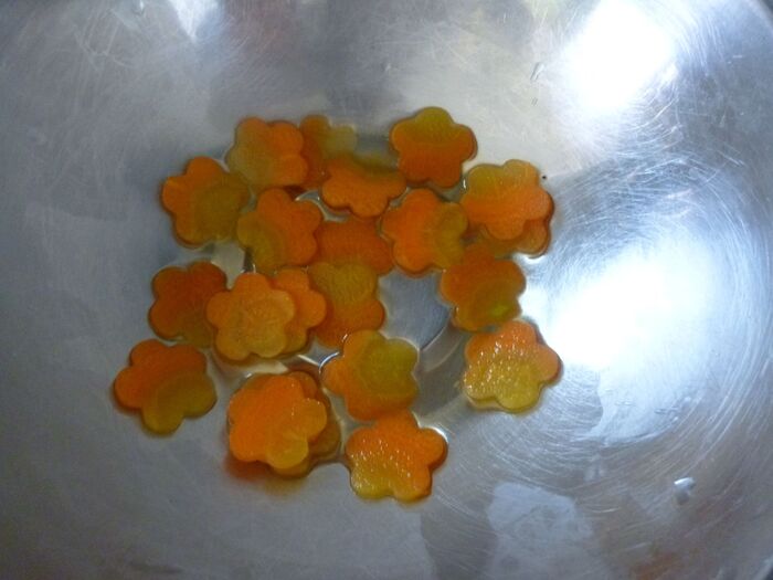 梅の花の人参を作る。