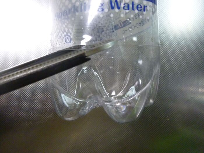 酢飯をペットボトルの底のカップに詰める。