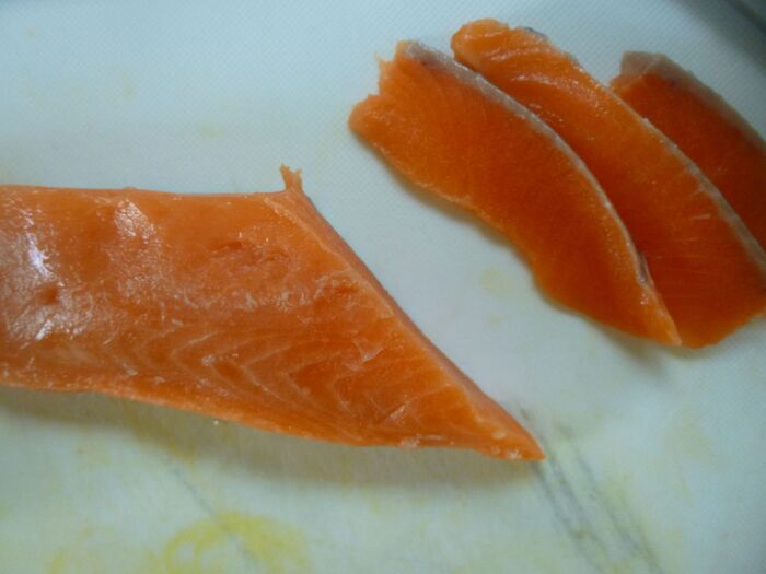 サクを1~2ミリ幅に薄く切る。