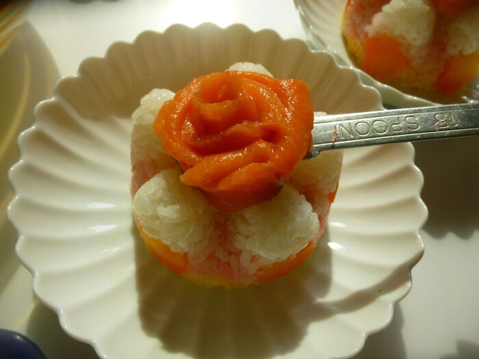 サーモンの薔薇を飾る。