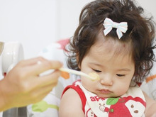 【叱ってはダメ!?】いつまで続く?赤ちゃんの遊び食べの時期と上手な対処法とは?