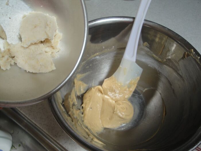 ②室温のバターをよく練り、黒糖、たまご、バニラ、牛乳、おからをまぜる。