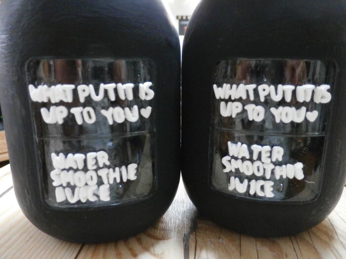 窓にアルファベットマカロニで可愛く♡