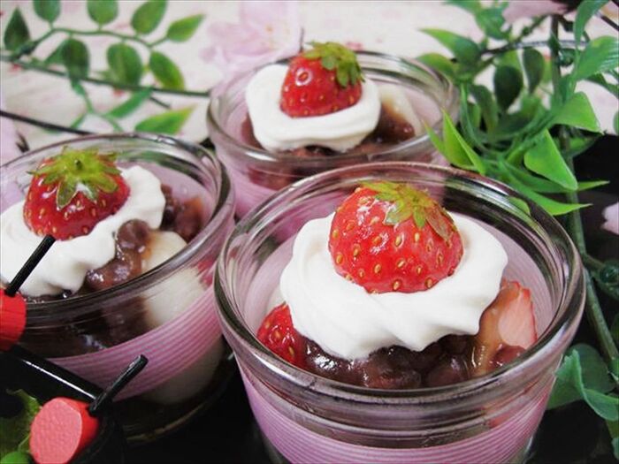 重ねて詰めるだけ!白玉入り苺小倉クリーム