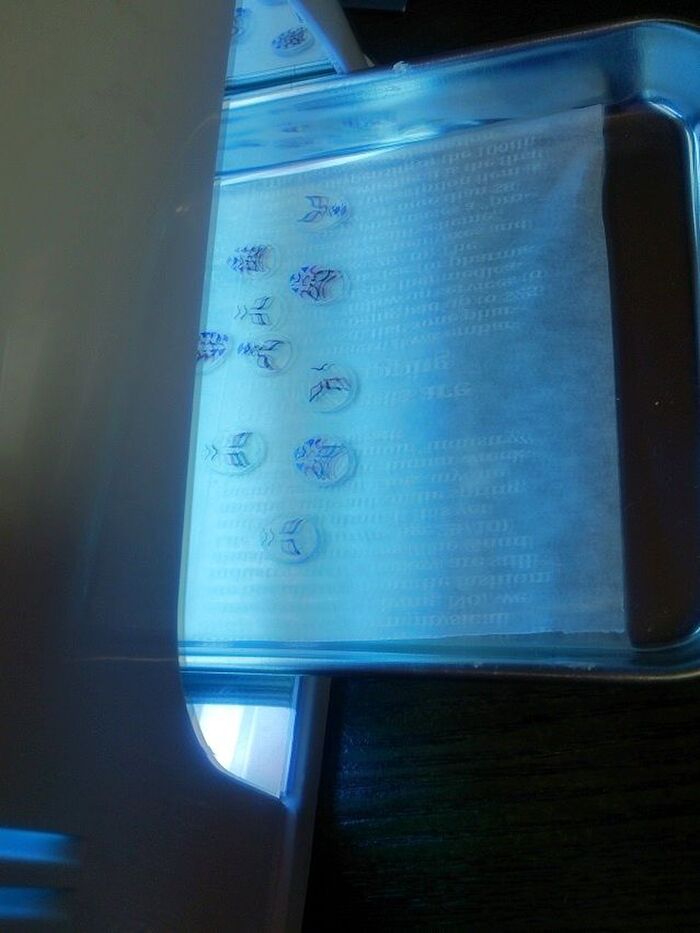 レジンは分けて焼きつけます