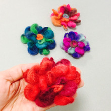 100均毛糸をチクチク! フワフワな簡単コサージュ♪