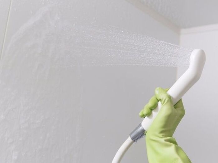 <風呂掃除の時短術3>シャワーで壁や床を流す